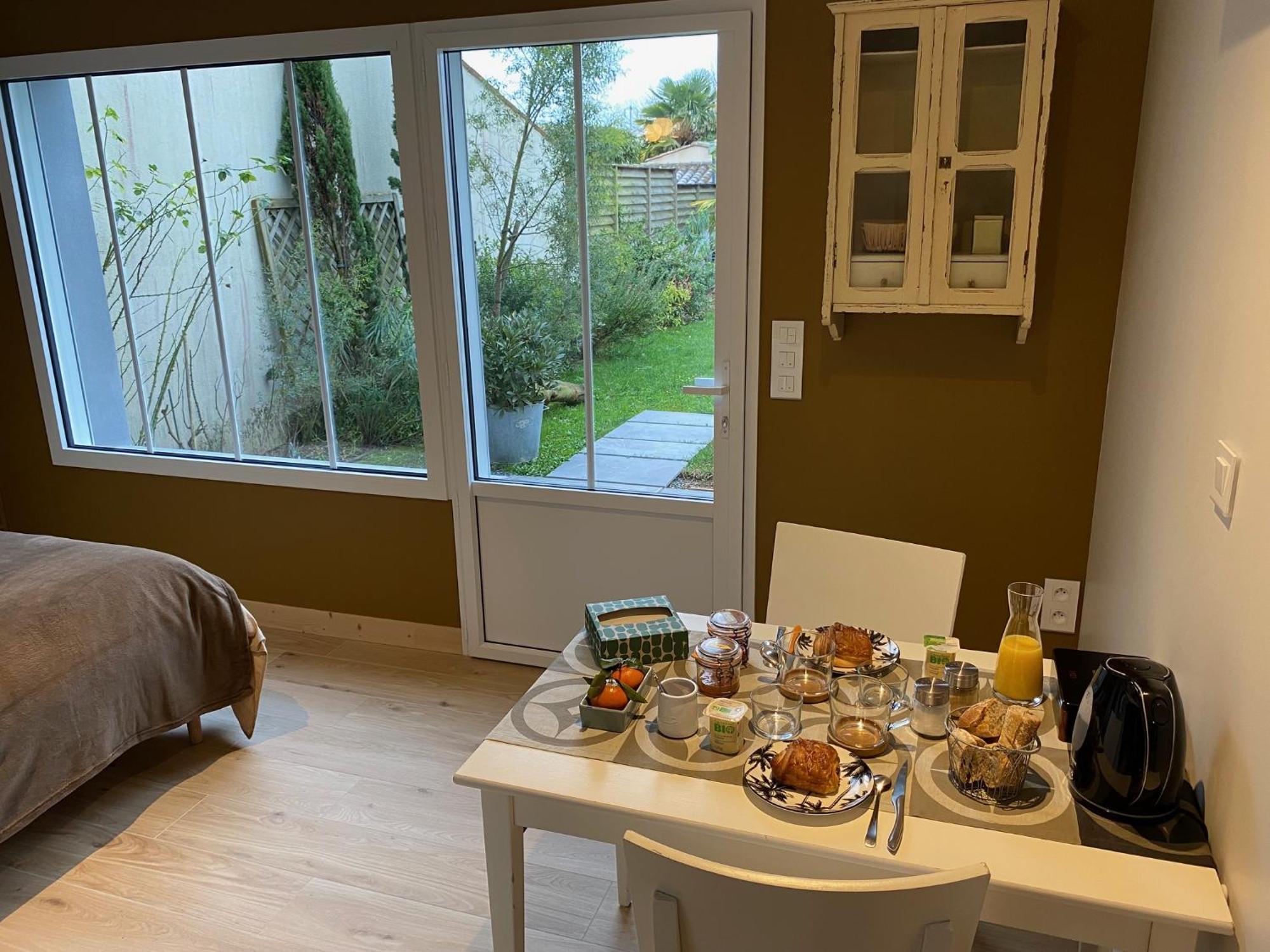 Maison M, Chambre Privee Acces Jardin Piscine Et Jacuzzi Pres De La Rochelle La Rochelle  Kamer foto
